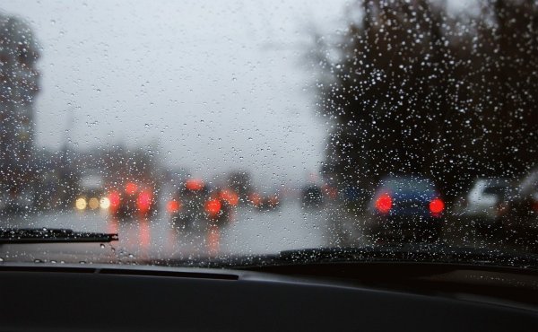 Дождь из окна машины