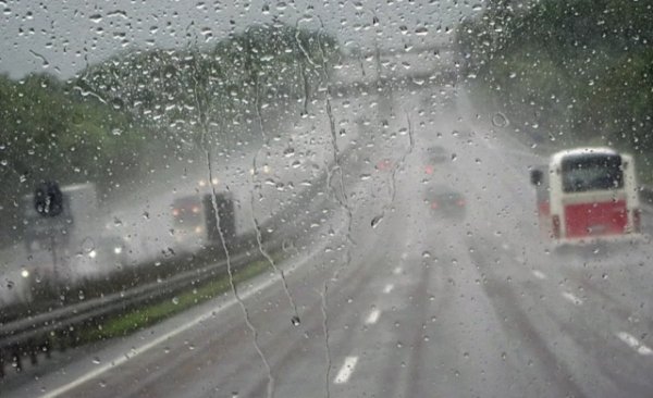 Сильный дождь на дороге