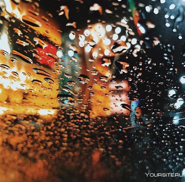 Дождь на стекле машины