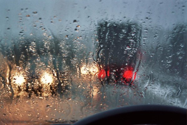Мокрое стекло автомобиля