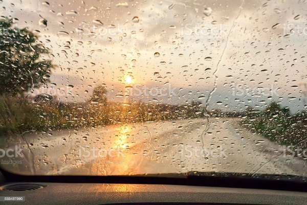 Дождливое окно машины