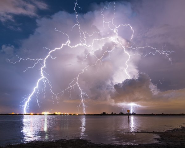 Атмосферное явление молния