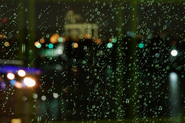 Ночной дождь за окном