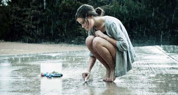 Девушка попала под дождь