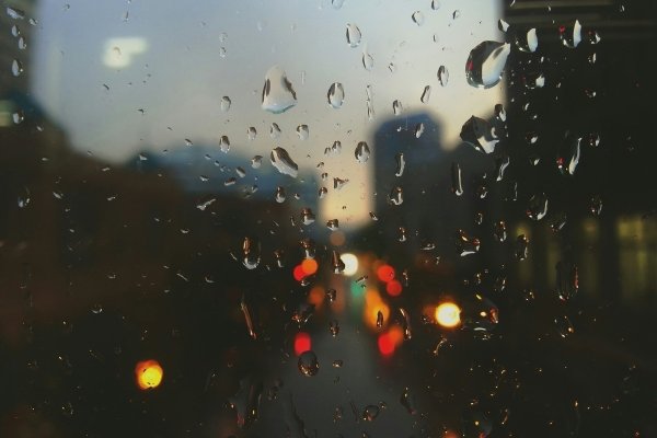 Дождь через окно