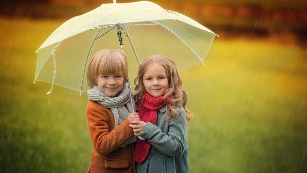 Дети осенью под зонтиком