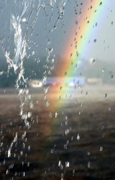 Радуга в окне после дождя