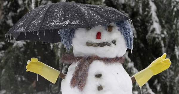 Снеговик под зонтом