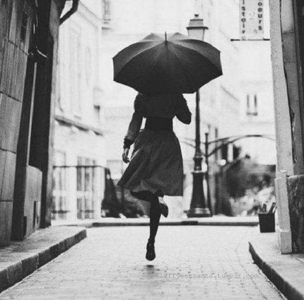 Девушка с черным зонтом