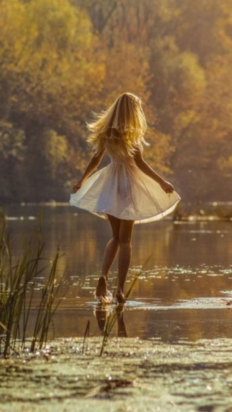 Девушка блондинка на природе