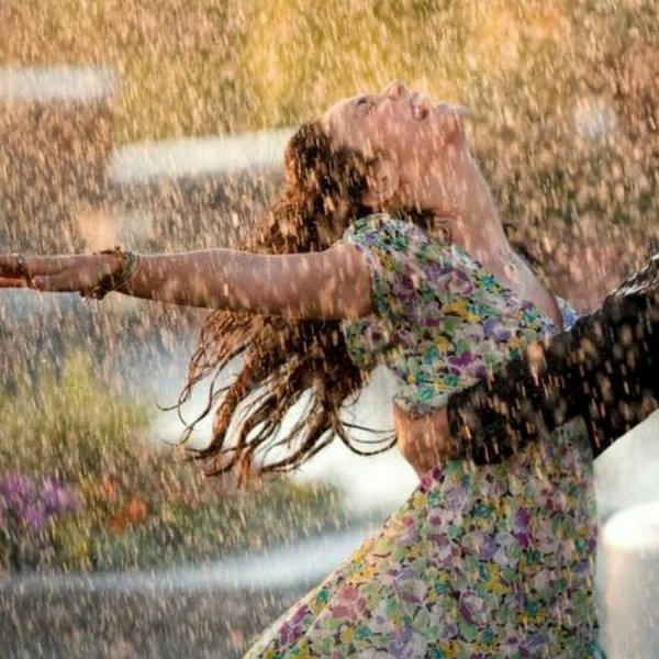 Девушка Танцующая под дождем