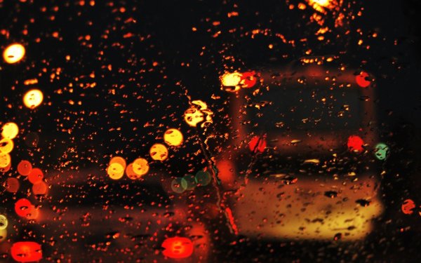 Капли на стекле машины ночь