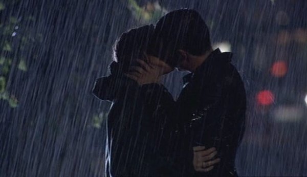 Парень и девушка под дождем