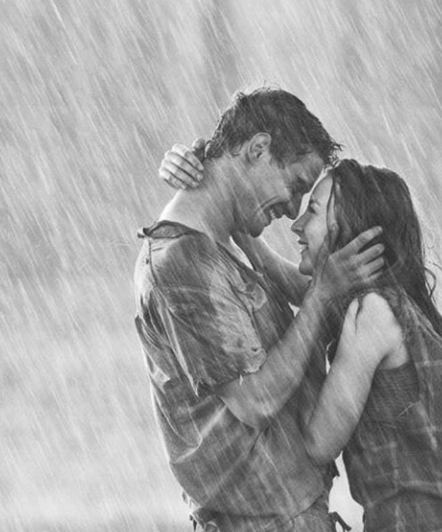 Парень и девушка под дождем