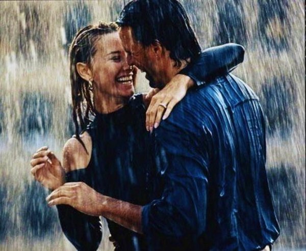 Пара танцует под дождем