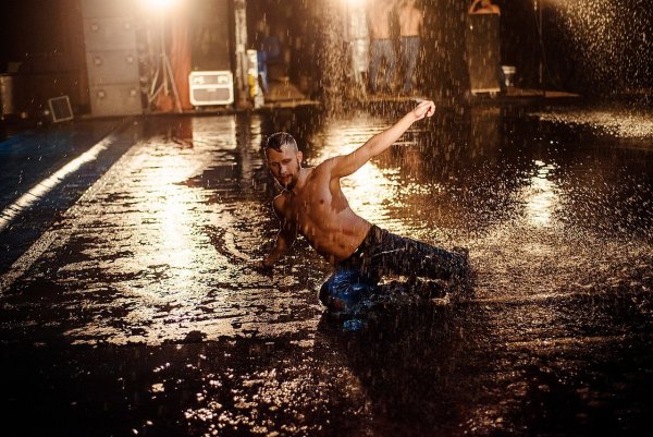 Мужчина под дождем