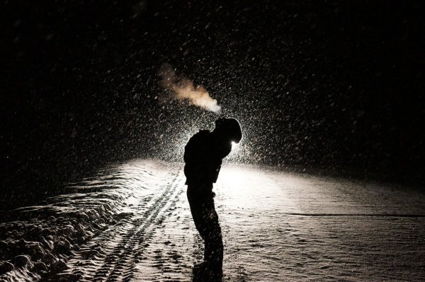 Парень в темноте