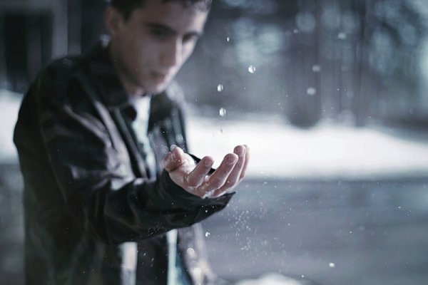 Мужчина грустит