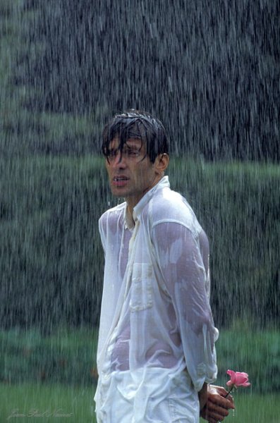 Парень под дождем