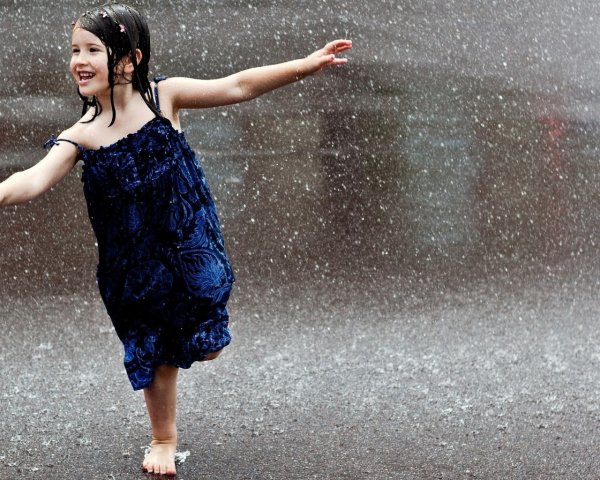 Девочка под дождем