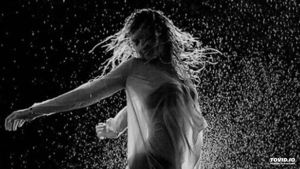 Девушка бежит под дождем