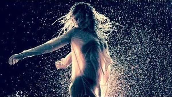 Танец девушки под дождем