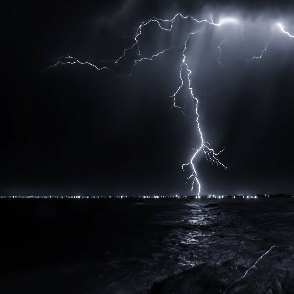Молния ночью