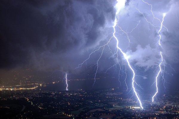 Молния сильная гроза