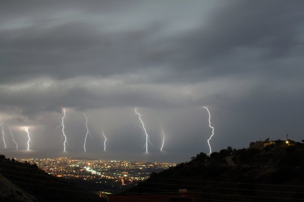 Гроза молнии ураган