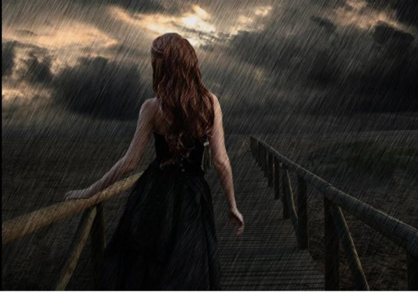 Одинокая девушка под дождем