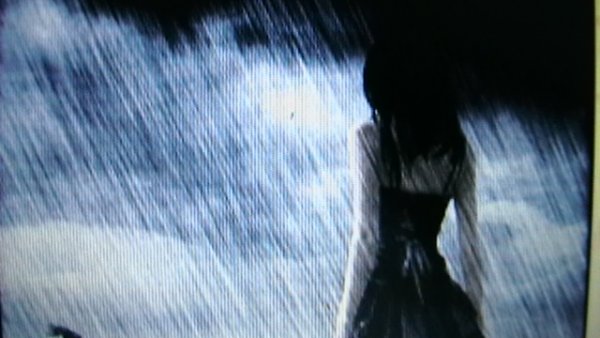 Девушка плачет под дождем