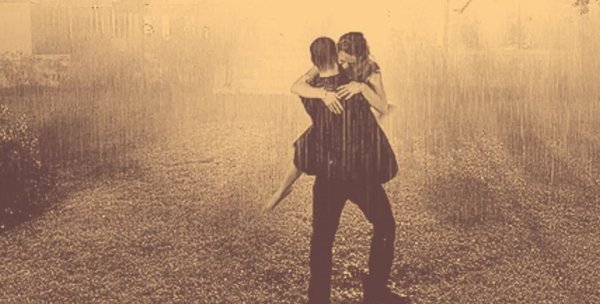 Пара танцует под дождем