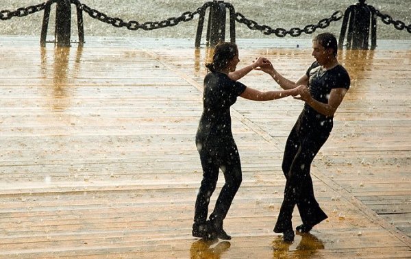 Они танцуют под дождем