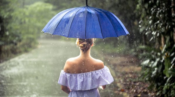 Дождик летний девушка