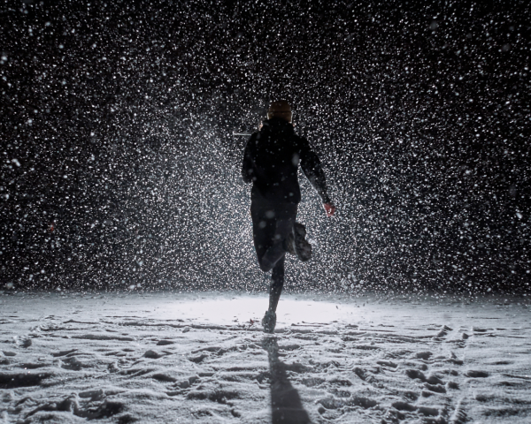 Человек бежит в темноте