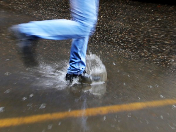 Люди идут по лужам