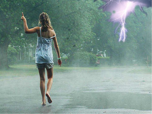 Девочка под дождем