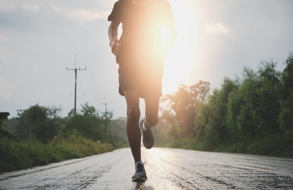 Человек бежит в дождь