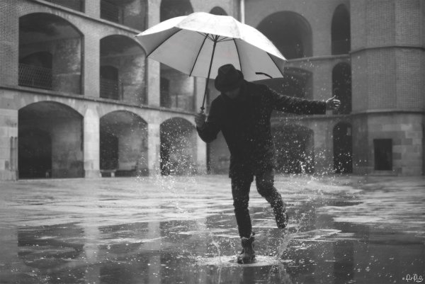 Парень под дождем