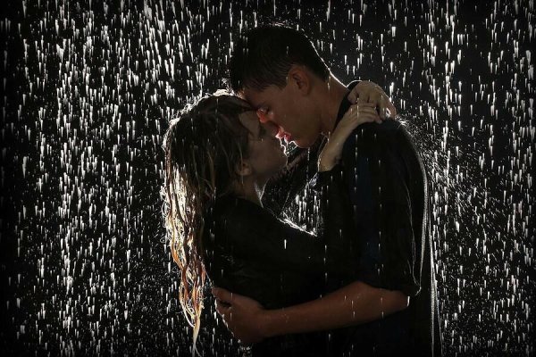 Поцелуй под дождем