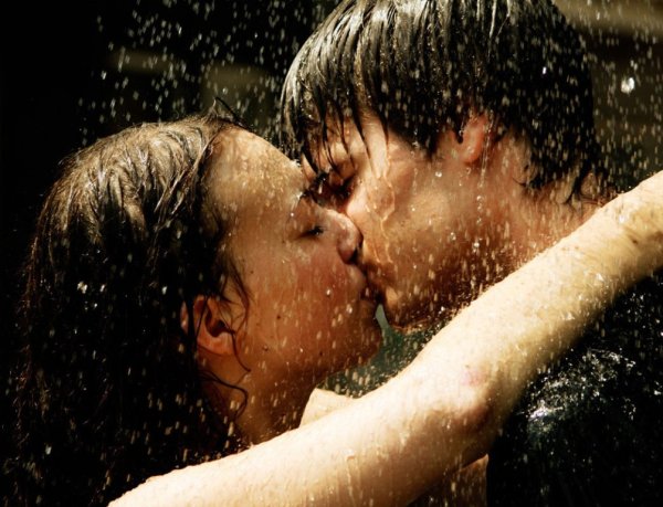 Влюбленные целуются под дождем