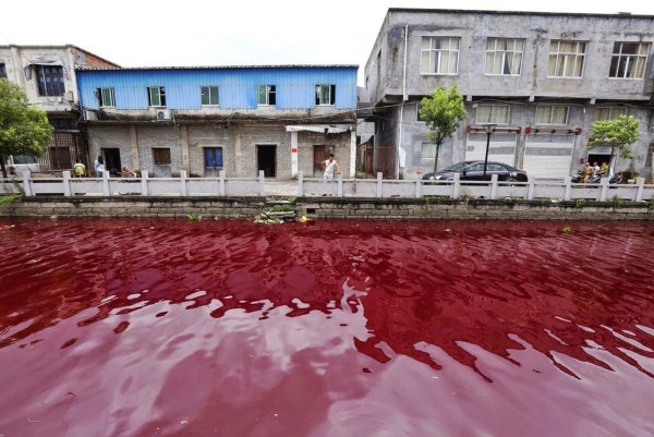 Река Янцзы красная