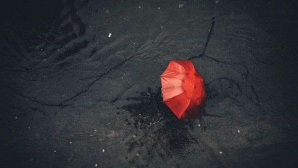 Девушка с красным зонтом со спины