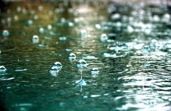 Капли дождя на воде