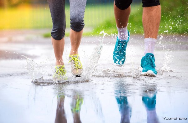 Кроссовки в луже