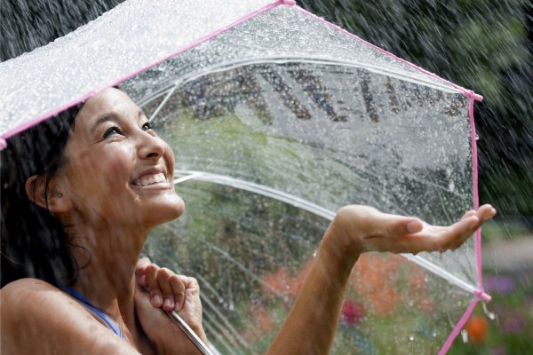 Человек радуется дождю