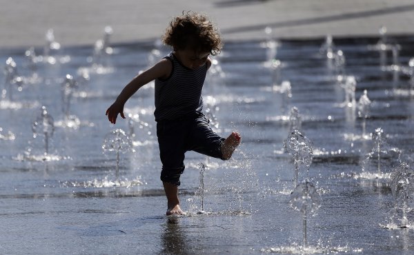 Дети бегут в дождь