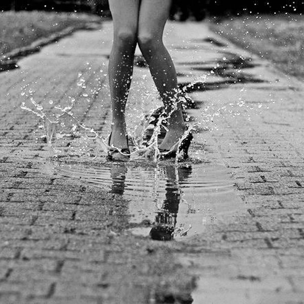 Девушка в луже