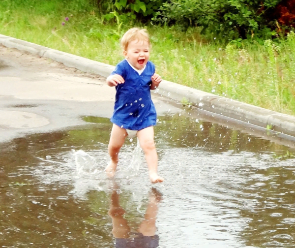 Дети бегают по лужам