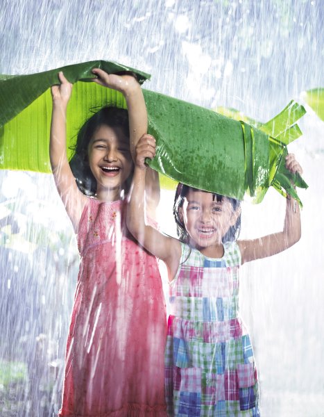 Дети радуются дождю